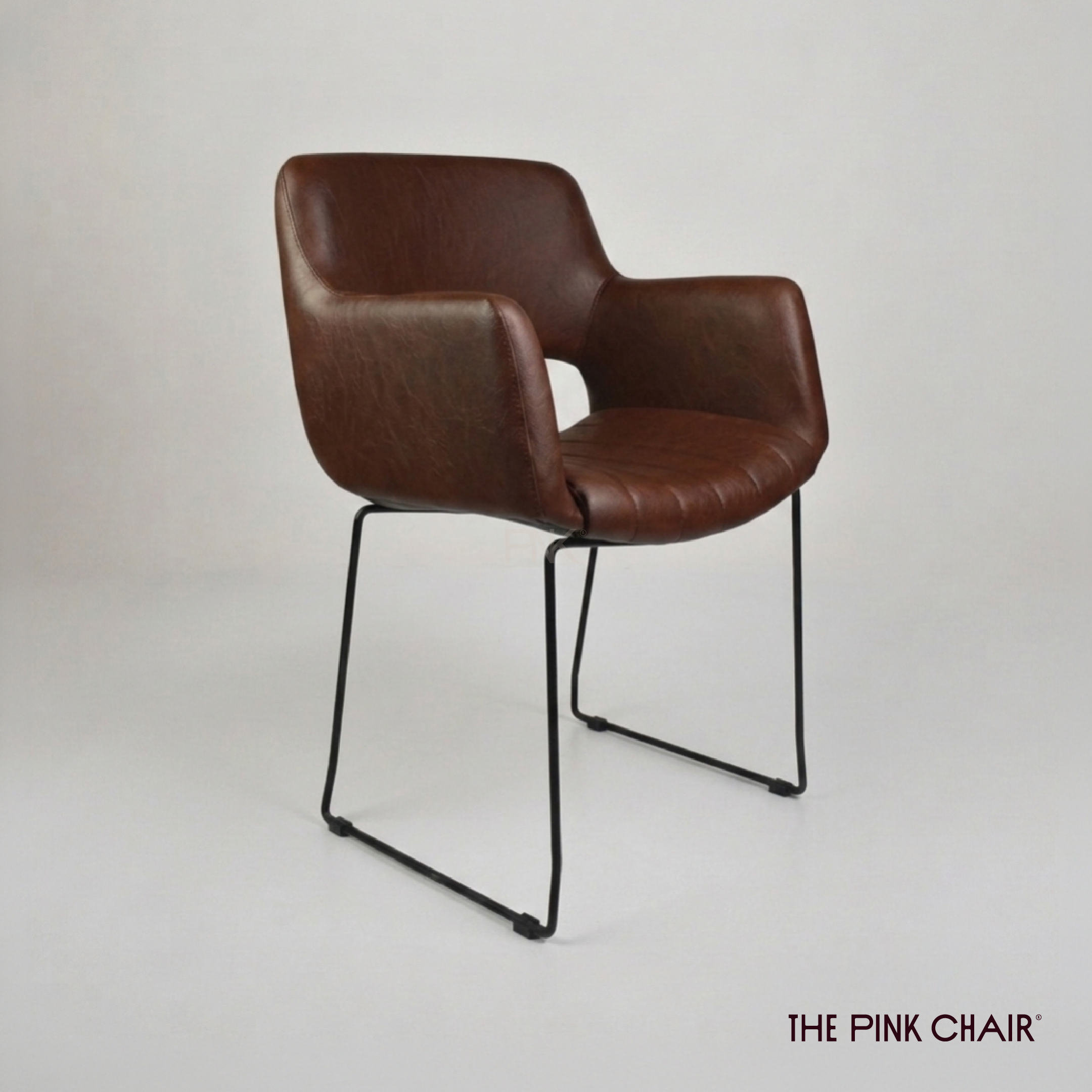 sillón-vtm53-tapizado-talampaya-habano-trineo-negro